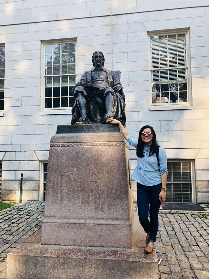 Diana junto a la estatua de John Harvard, en Harvard