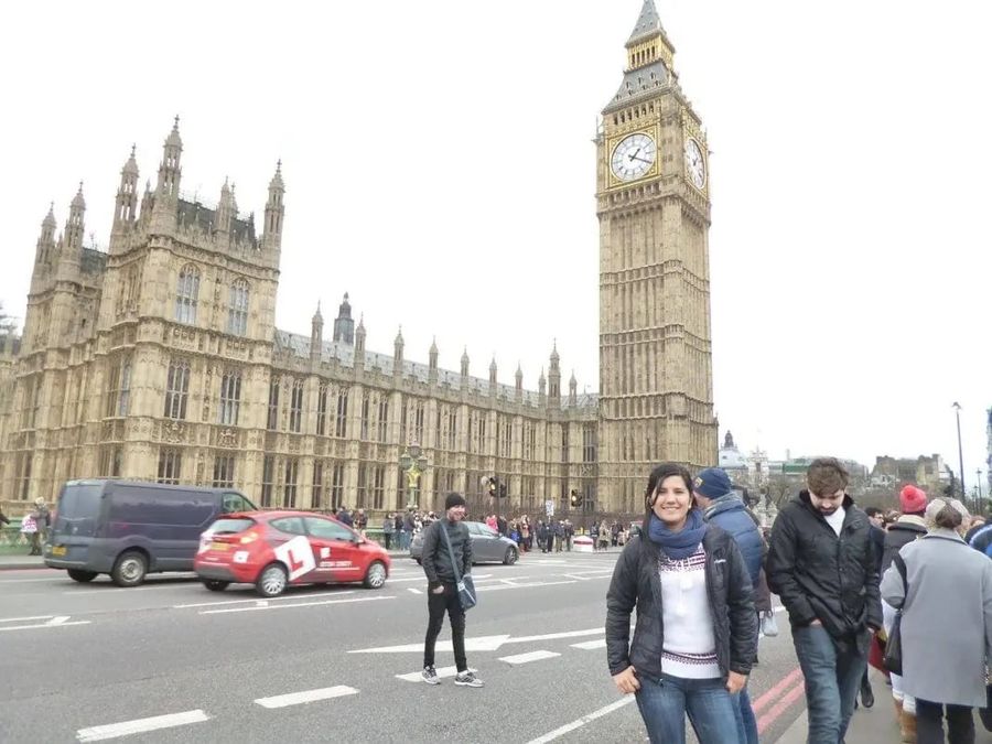 Diana frente al Big Ben, en Londres